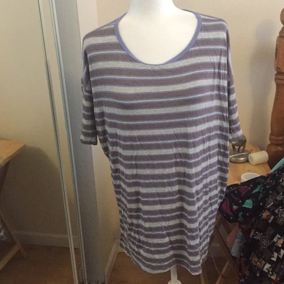 S LuLaRoe Irma Top B02 520 - Picture 1 of 5